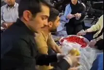 ارسلان قاسمی و پخش ساندویچ در مراسم عید غدیر