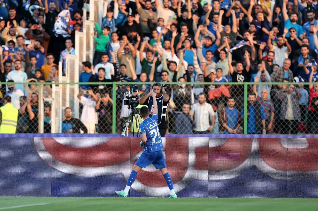 تشویق وریا و درخشش یاسر آسانی در بازی استقلال مقابل آلومینیوم