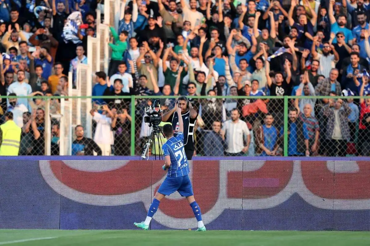 تشویق وریا و درخشش یاسر آسانی در بازی استقلال مقابل آلومینیوم