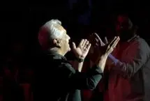 تشویق ویژه مهران مدیری در کنسرت علی زندوکیلی  
