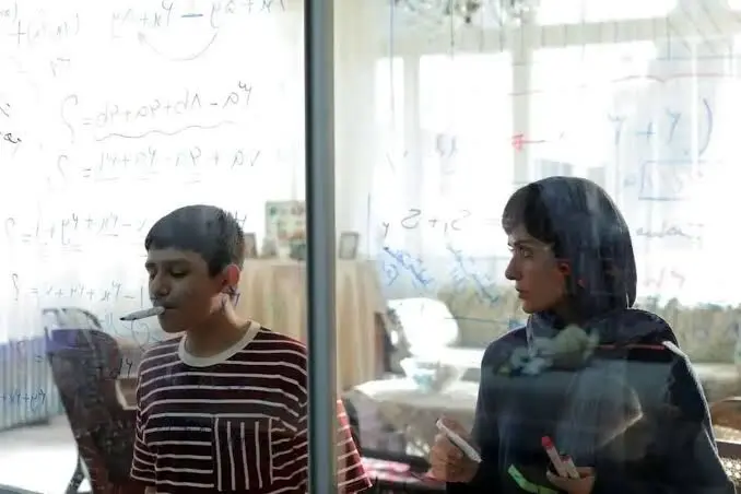 خوانندگی بازیگر نوجوان فیلم «زن و بچه» در یک مراسم