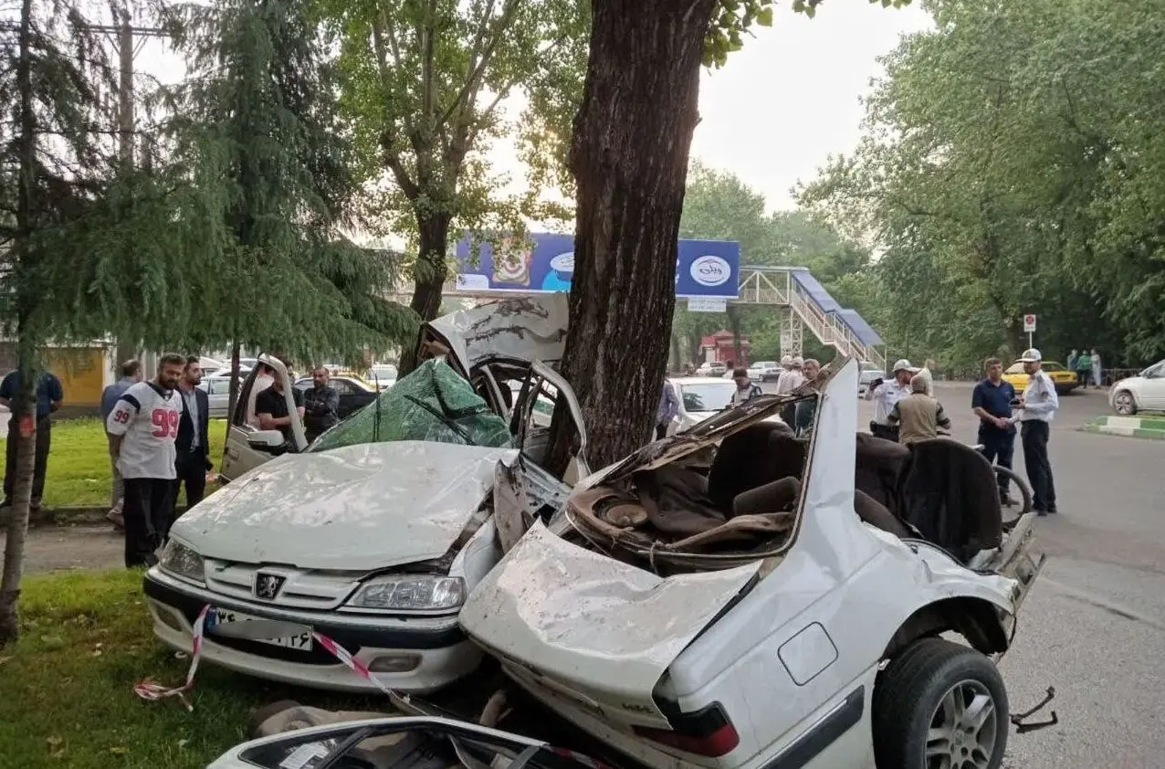 برخورد هولناک پژو با درخت؛ ۳ نفر جان باختند