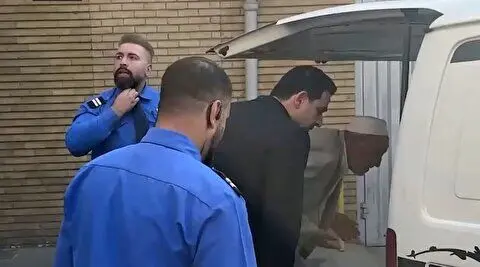 ببینید؛ لحظه اطلاع پدر صابر کاظمی از فوت پسرش و دیدار با پیکر صابر
