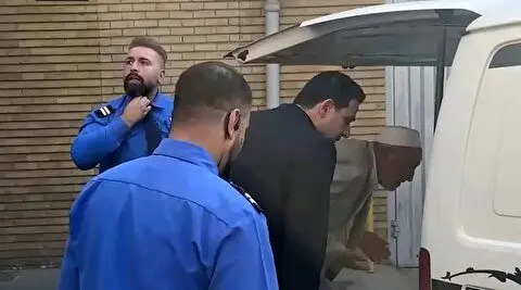 ببینید؛ لحظه اطلاع پدر صابر کاظمی از فوت پسرش و دیدار با پیکر صابر