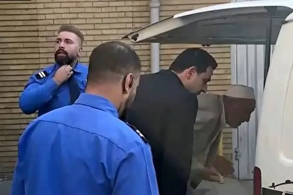 ببینید؛ لحظه اطلاع پدر صابر کاظمی از فوت پسرش و دیدار با پیکر صابر