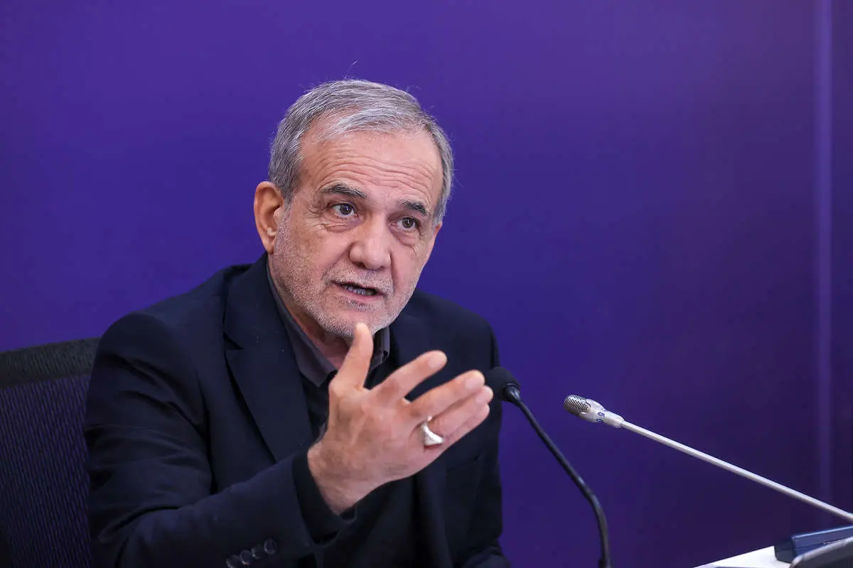 ببینید؛ تذکر رئیسجمهور به محافظش: بگذار عکس بگیرد