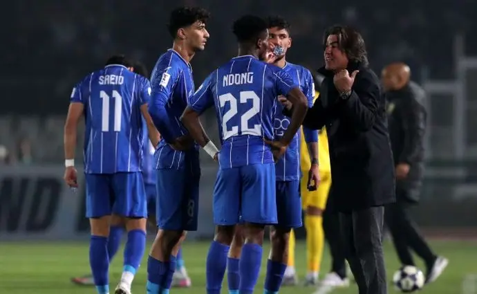 هواداران عصبانی با بطری استقلالی‌ها را بدرقه کردند٬