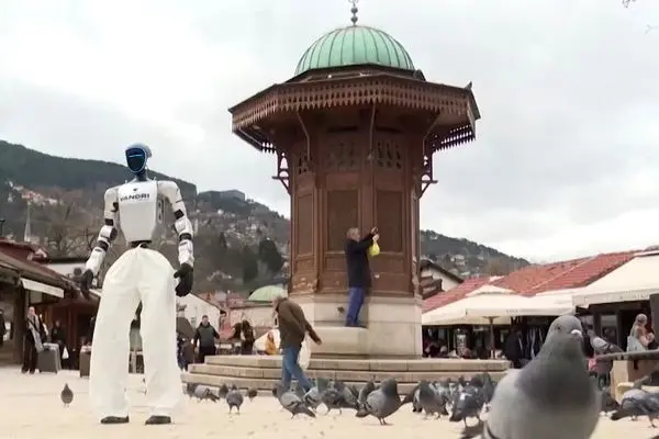  نخستین ربات انسان‌نما در خیابان‌های سارایوو 

 