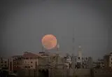 نمایی از ماه کامل سرخ بر فراز شمال غزه