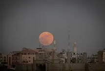 نمایی از ماه کامل سرخ بر فراز شمال غزه