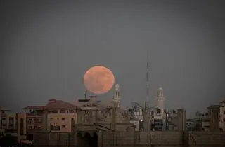 نمایی از ماه کامل سرخ بر فراز شمال غزه