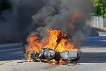 ببینید؛ آتش گرفتن هولناک موتورسوار پس از تصادف 