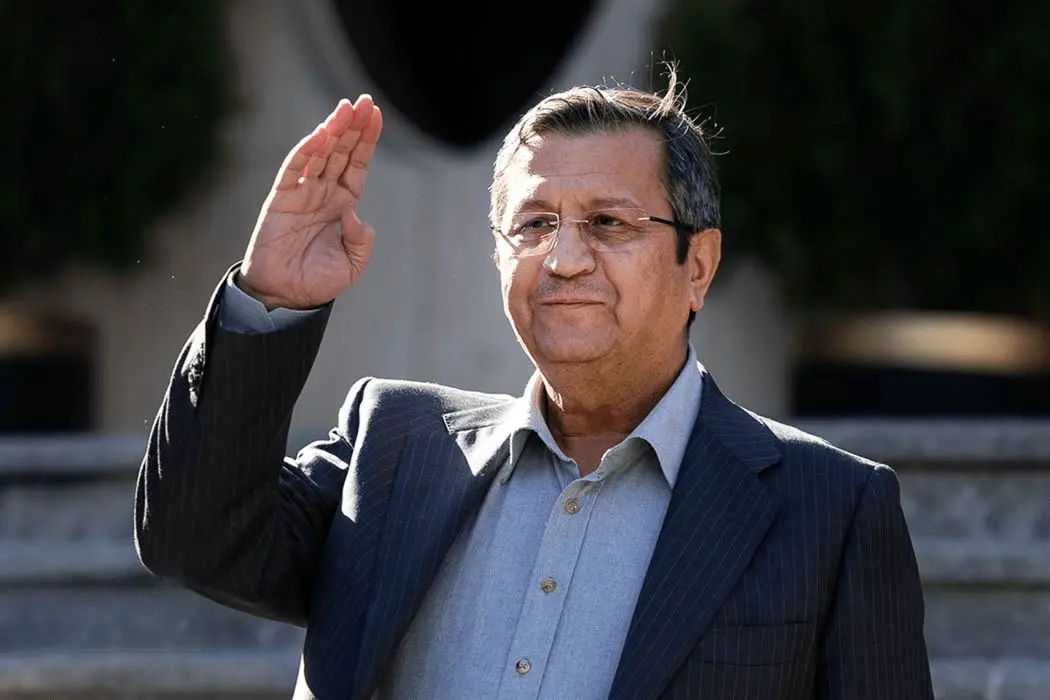 تصاویر؛ ژست‌های همتی در حیاط پاستور