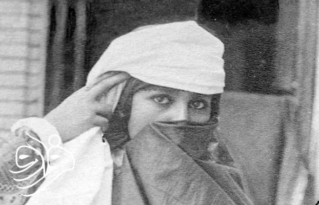 نگاه خاص زن جوان قاجاری از پشت روبند