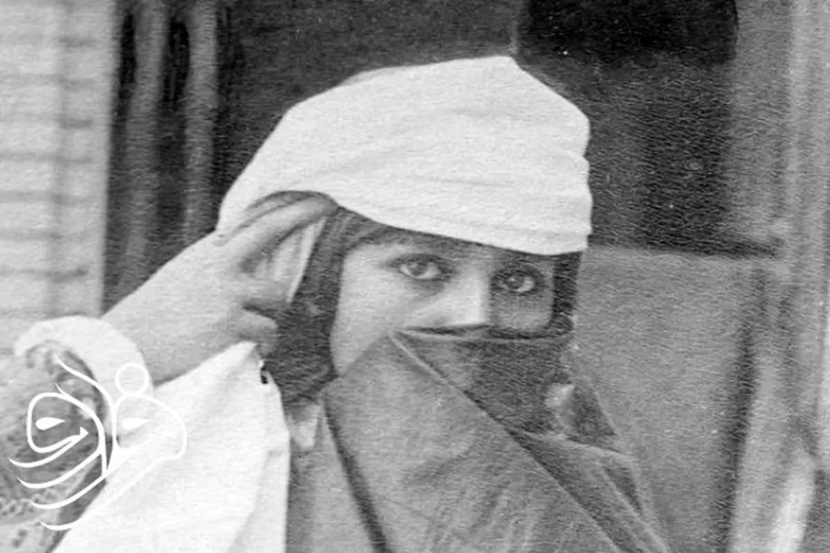 نگاه خاص زن جوان قاجاری از پشت روبند