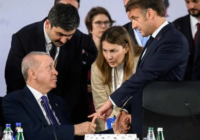 ببینید؛ وقتی اردوغان انگشت مکرون را رها نکرد!