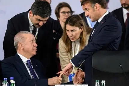 ببینید؛ وقتی اردوغان انگشت مکرون را رها نکرد!