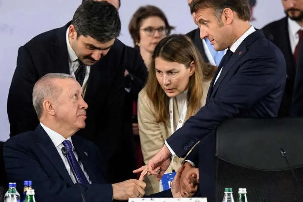 ببینید؛ وقتی اردوغان انگشت مکرون را رها نکرد!