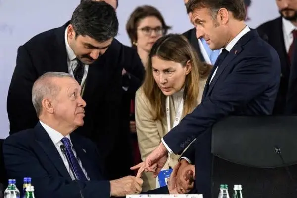 ببینید؛ وقتی اردوغان انگشت مکرون را رها نکرد!