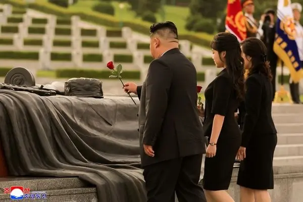 تصاویر؛ نخستین حضور دختر کیم در مراسم سالگرد پایان جنگ کره
