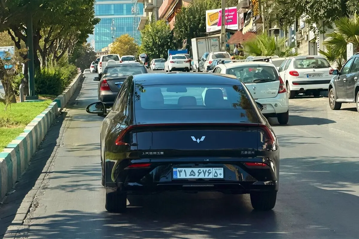وولینگ استارلایت با پلاک ملی در تهران؛ سدان پلاگین‌هیبرید چینی با استایل فست‌بک