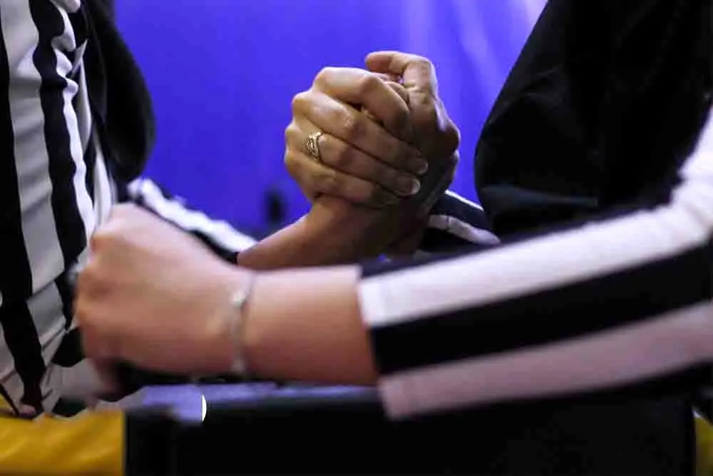  مسابقه مچ‌اندازی مجری خانم صداوسیما روی آنتن زنده 