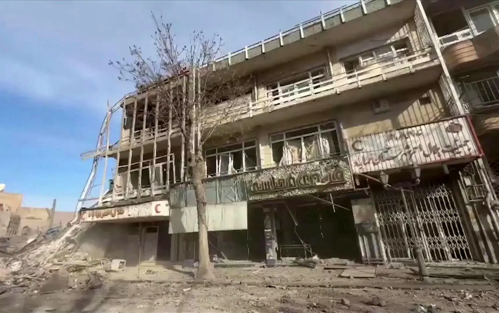 تخریب ساختمان هلال احمر و سینما تربیت مهاباد