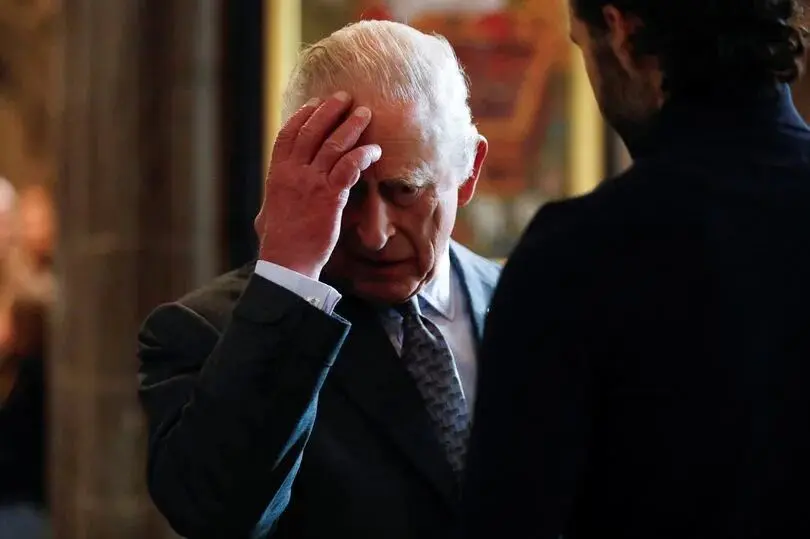 افول تاج در سکوت باکینگهام