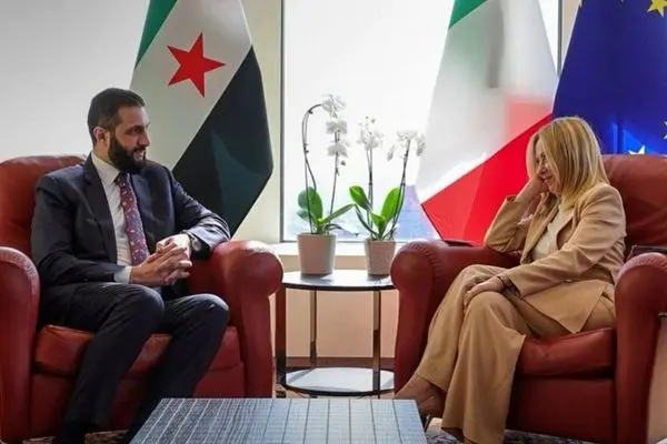 عکس؛ ملاقات با لبخند؛ خانم نخست وزیر با جولانی دیدار کرد