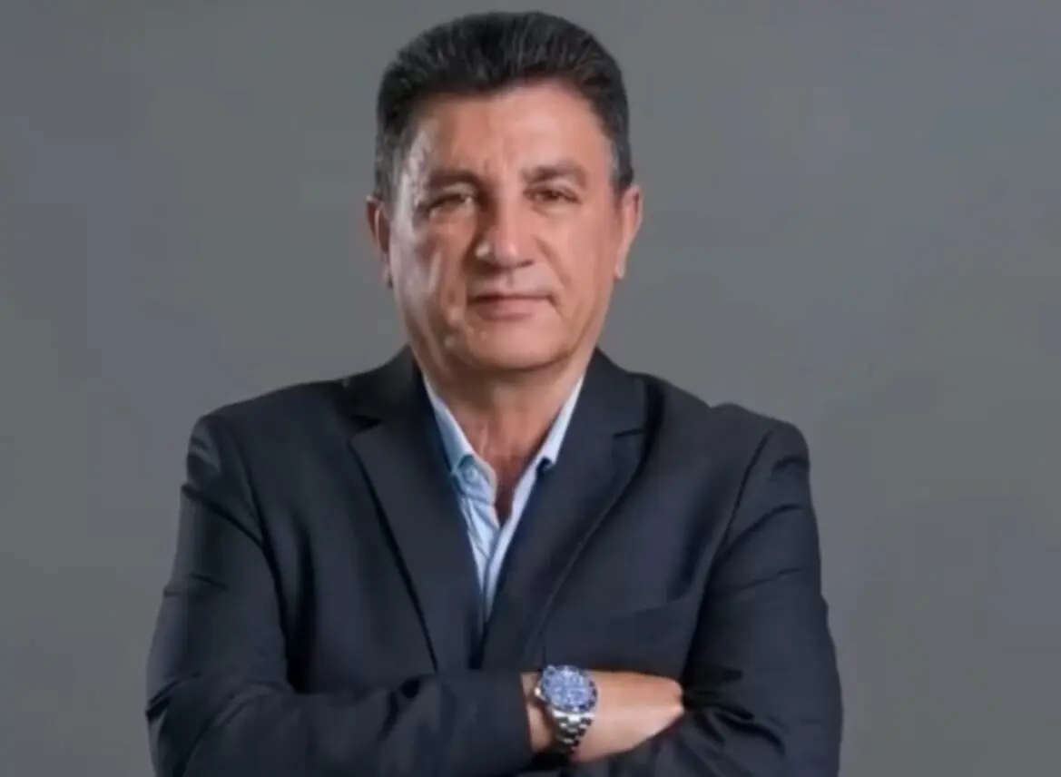 واکنش تند قلعه‌نویی به انتقادات از ساعتش