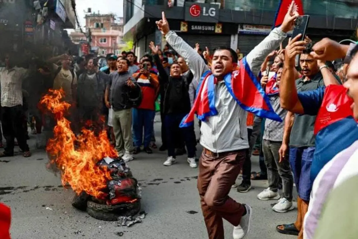 نحوه فرار مقامات نپال؛ با آویزون شدن از هلی‌کوپتر!