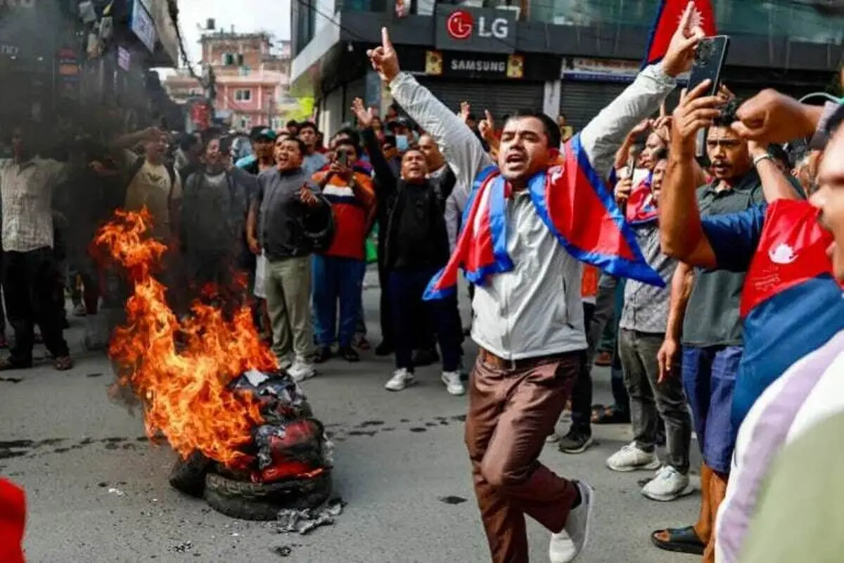 نحوه فرار مقامات نپال؛ با آویزون شدن از هلی‌کوپتر!