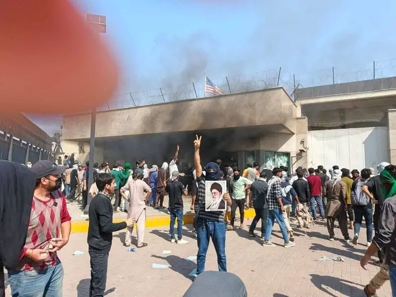 شهروندان پاکستانی کنسولگری آمریکا در کراچی را به آتش کشیدند