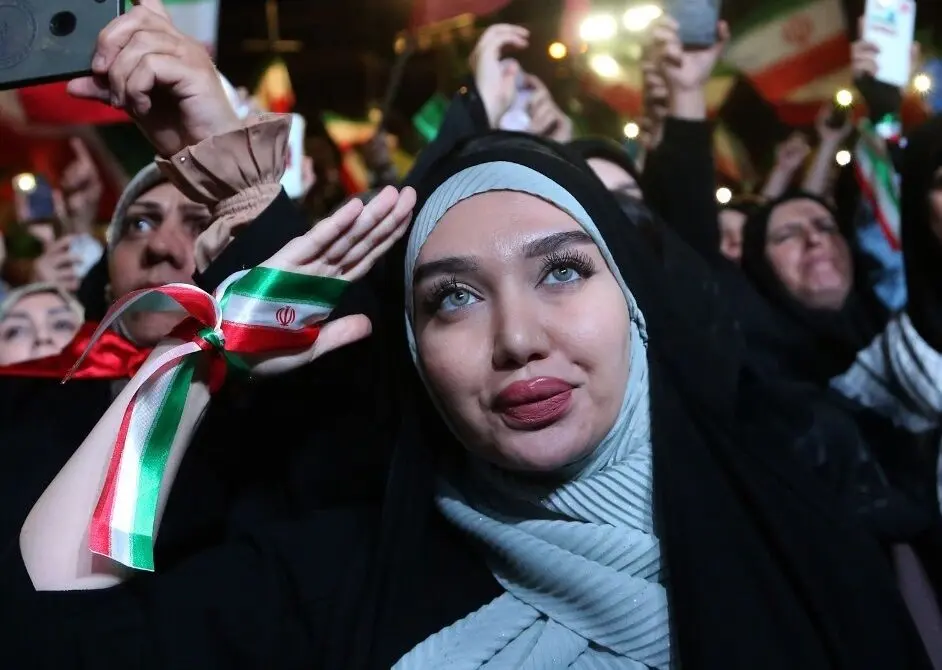 تصاویر؛ تجمع شبانه در میدان انقلاب