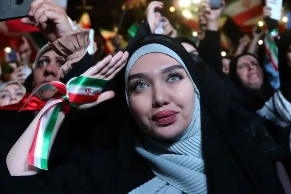 تصاویر؛ تجمع شبانه در میدان انقلاب