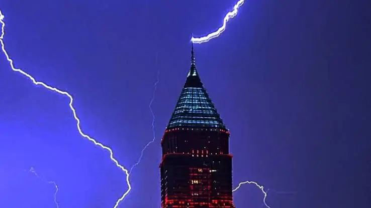 لحظه اصابت صاعقه به ساختمان مرکز مالی استانبول 