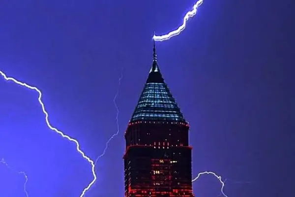 لحظه اصابت صاعقه به ساختمان مرکز مالی استانبول 