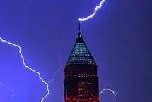 لحظه اصابت صاعقه به ساختمان مرکز مالی استانبول 