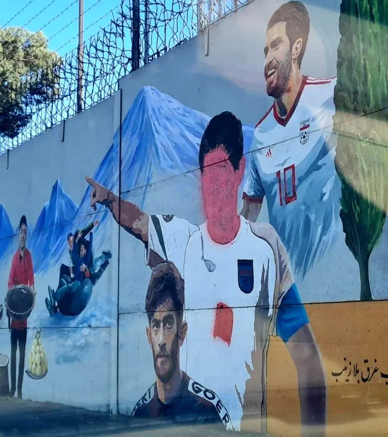 تصویر؛ مخدوش کردن عکس علی دایی در میدان آزادی 2