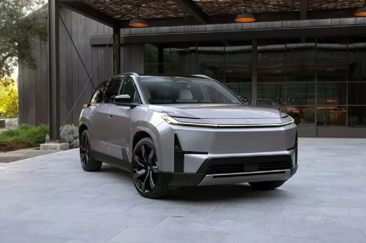 تویوتا هایلندر 2027 با بزرگ‌ترین سقف پانوراما در خانواده تویوتا