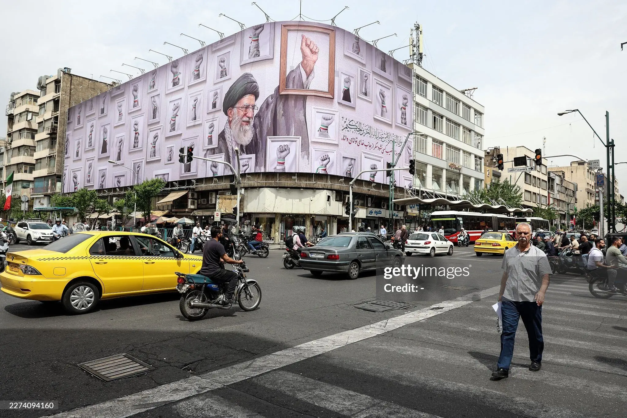 طرح جدید دیوارنگاره میدان انقلاب با  شعار «ما ترامپ را می کشیم»