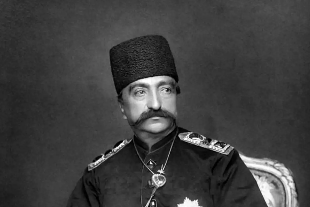  «ناصرالدین شاه» در حرمسرا در کنار «شمس‌الدوله و عالیه‌خانم»