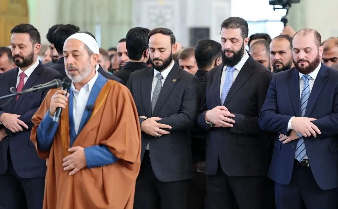  احمد شرع در نماز صبح مسجد رفاعی دمشق