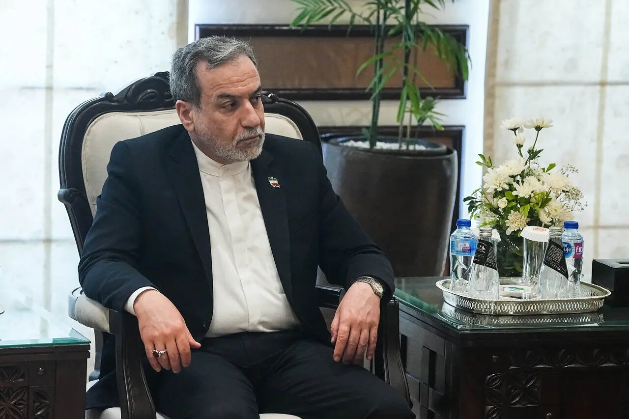 پیکسل نصب شده روی لباس قالیباف و عراقچی در اسلام آباد