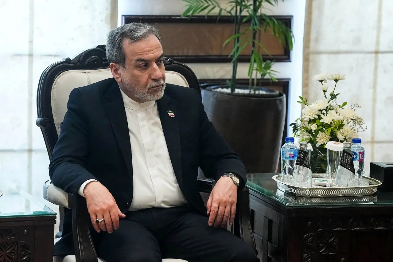 پیکسل نصب شده روی لباس قالیباف و عراقچی در اسلام آباد