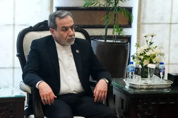 پیکسل نصب شده روی لباس قالیباف و عراقچی در اسلام آباد