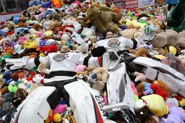 زمین هاکی روی یخ عروسک‌باران شد