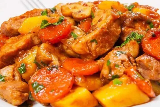 طرز تهیه خوراک مرغ ساده؛ یک ناهار یا شام فوری 