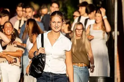 وارث تاج و تخت اسپانیا دانشجوی عادی رشته علوم سیاسی