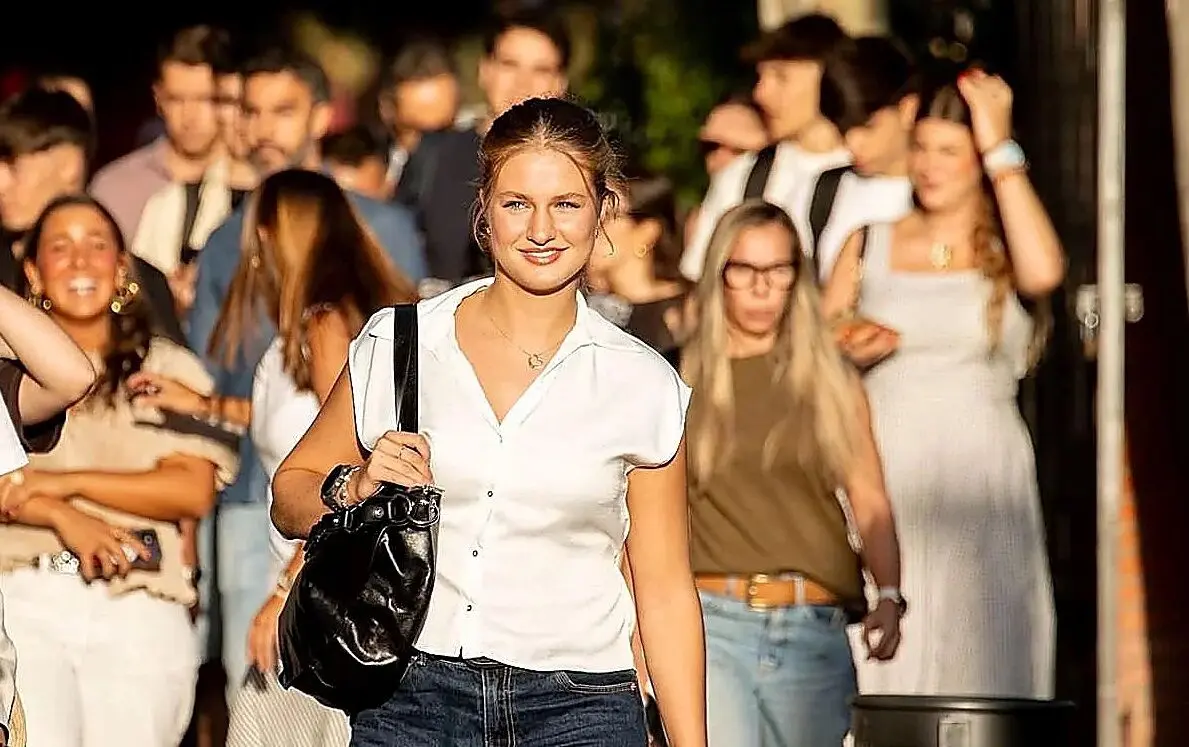 وارث تاج و تخت اسپانیا دانشجوی عادی رشته علوم سیاسی